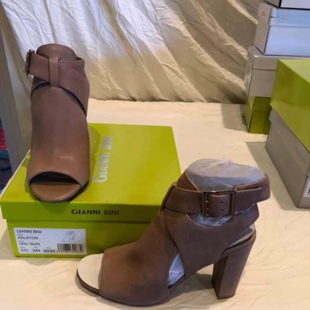 Gianni Bini Peep Toe shoe (never worn) size 9m